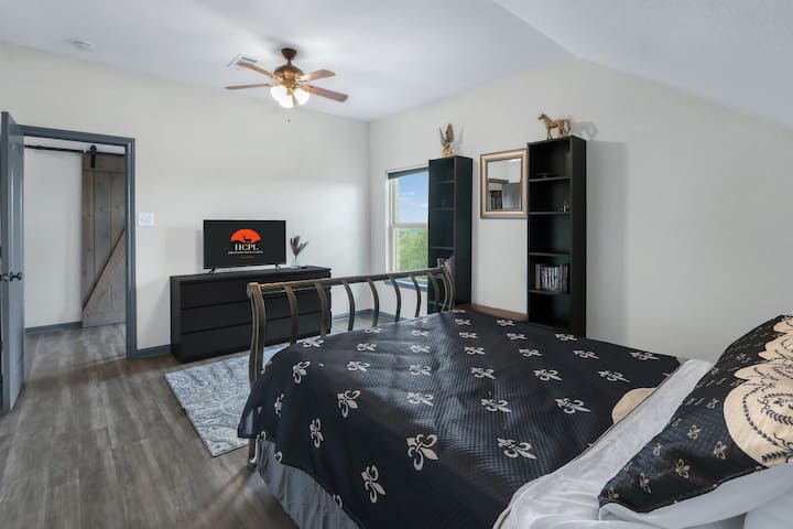 Dhoma e gjumit me 2 pamje alternative.