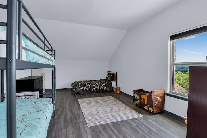 Dhoma e gjumit 4 ka një krevat marinari dhe një krevat dopio shtesë.