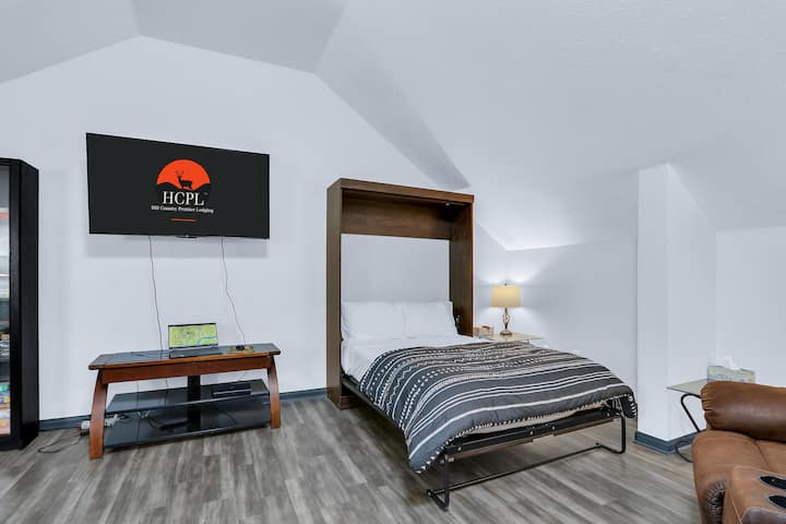 Dhoma e gjumit 5 ka një krevat Murphy me madhësi të plotë.