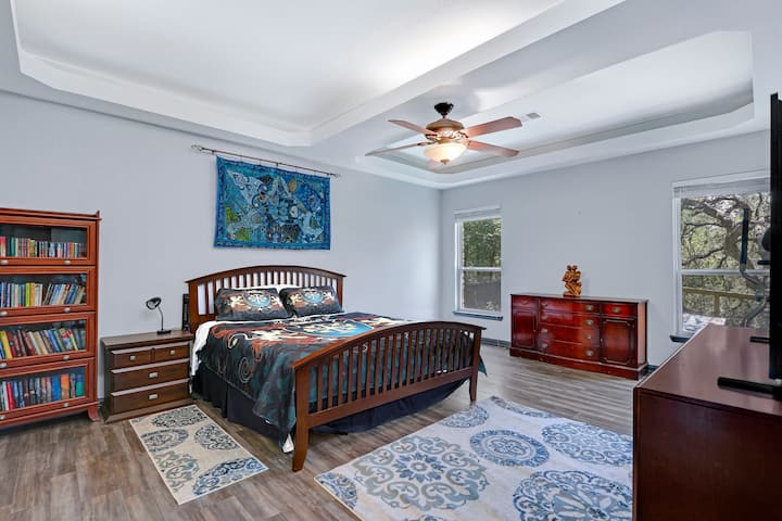 Dhoma e gjumit 1 ka një krevat dopio "king".