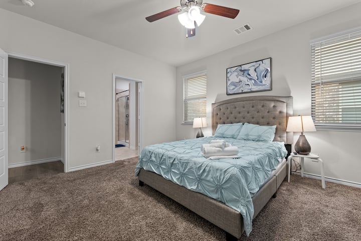 Удобна спална соба со чисти чаршафи за професионалци кои работат во близина на градежни проекти.