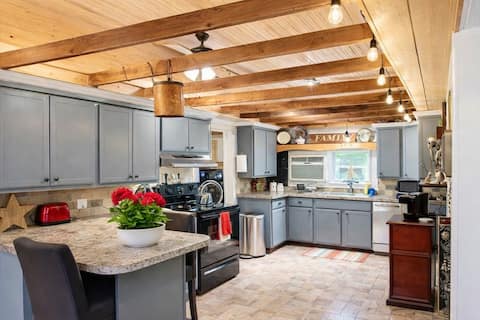 Rooster's Roost of Bells Cove - 15 Minutes from th