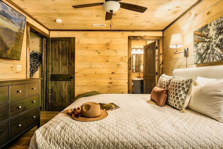 El dormitorio principal 2 cuenta con cama tamaño king, baño privado, TV inteligente, vestidor y armario.