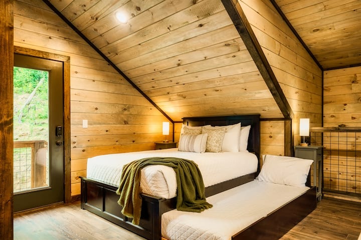 Cama queen con cama nido doble XL, en el loft, que proporciona comodidad agradable, con ropa de cama de algodón y colchón de felpa para ambas camas