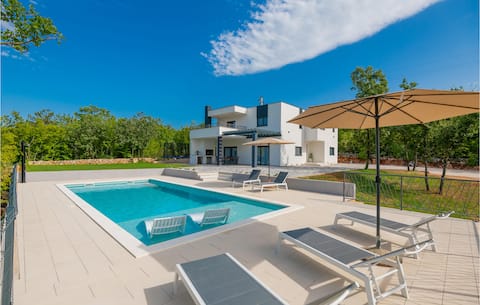 5 bedroom stunning home in Grubine