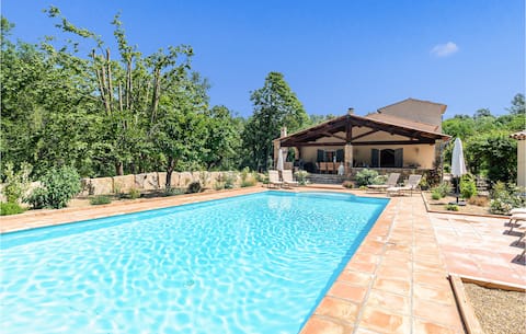 6 bedroom pet friendly home in Carcès