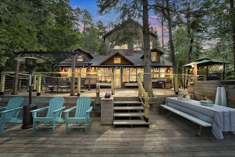 Anchor Lodge on Mullett Lake: Lakeside luxury!