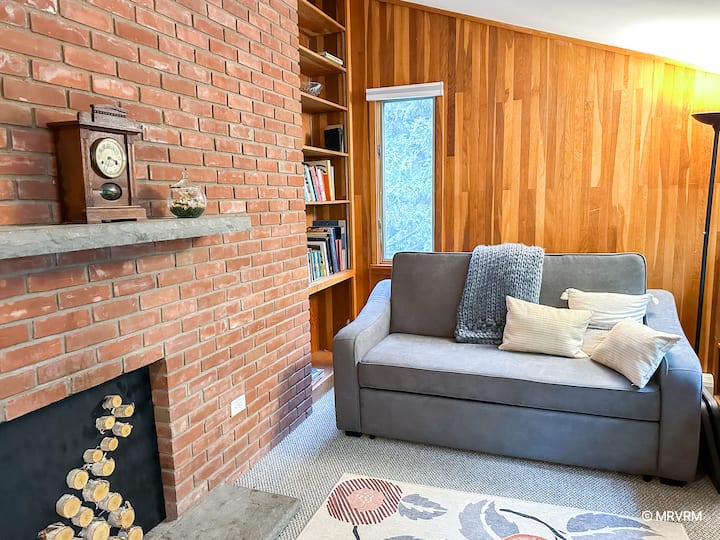 مساحة مكتبية خلف غرفة البيانو مع أريكة كوين قابلة للسحب