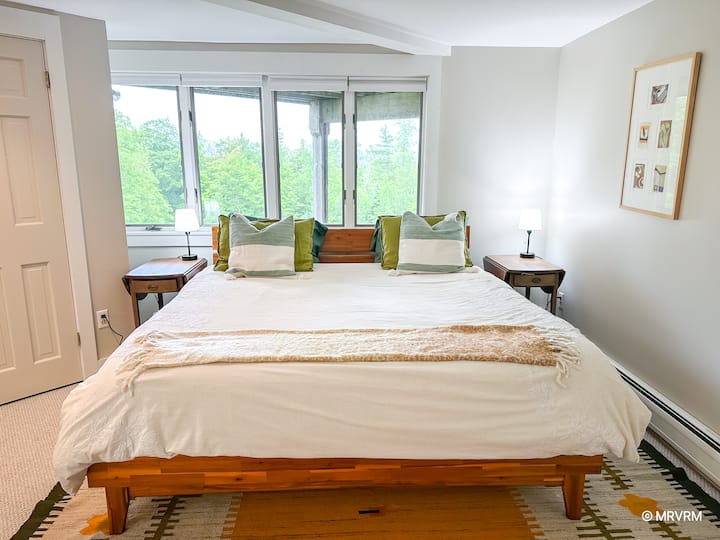 غرفة النوم 1 مع سرير كينج وتلفزيون وحمام داخلي