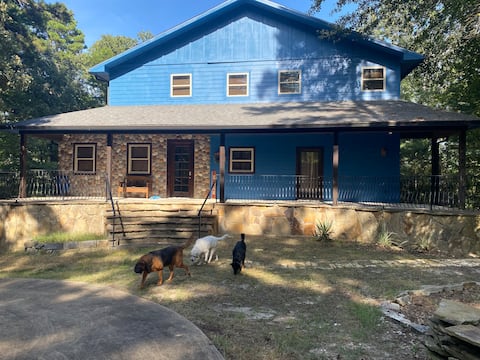 Beautiful Lake House, Pet Friendly Sleeps 10