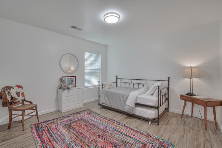 单人床，下方有带轮活动床