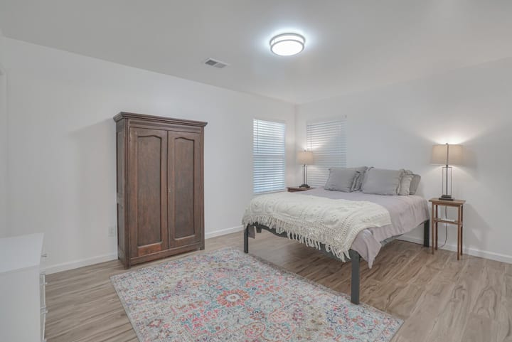 主卧配备一张标准双人床