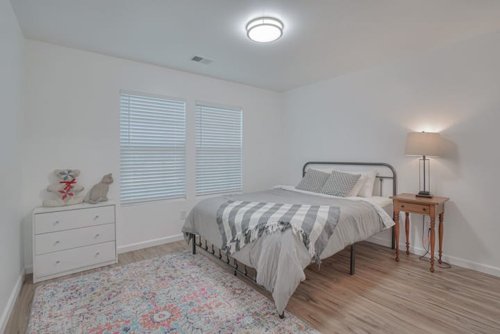 带一张标准双人床的卧室