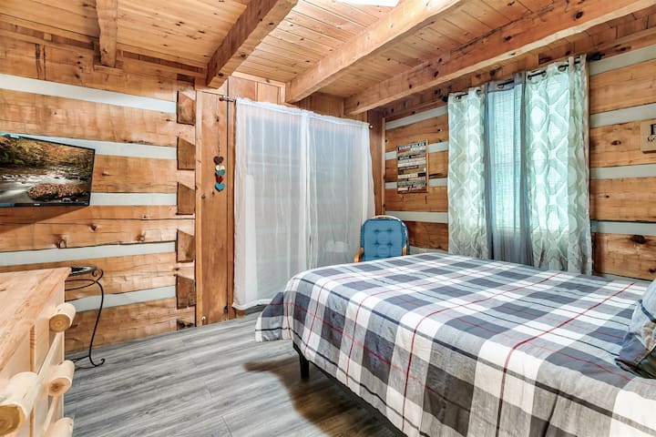 Dhoma e gjumit në katin kryesor ka televizor inteligjent dhe hapësirë për dollap