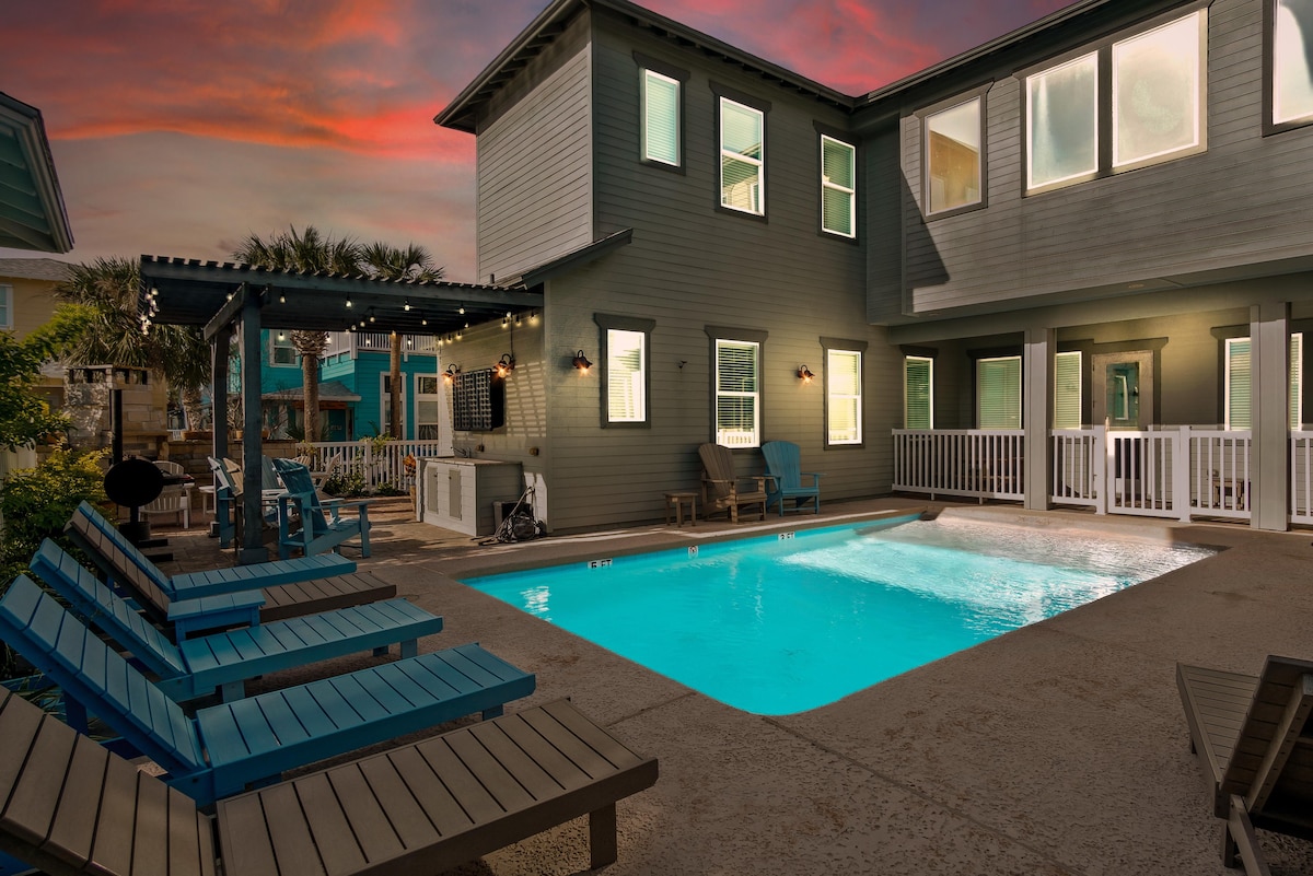 Private pool, Outdoor kitchen, Fireplace, and Gri