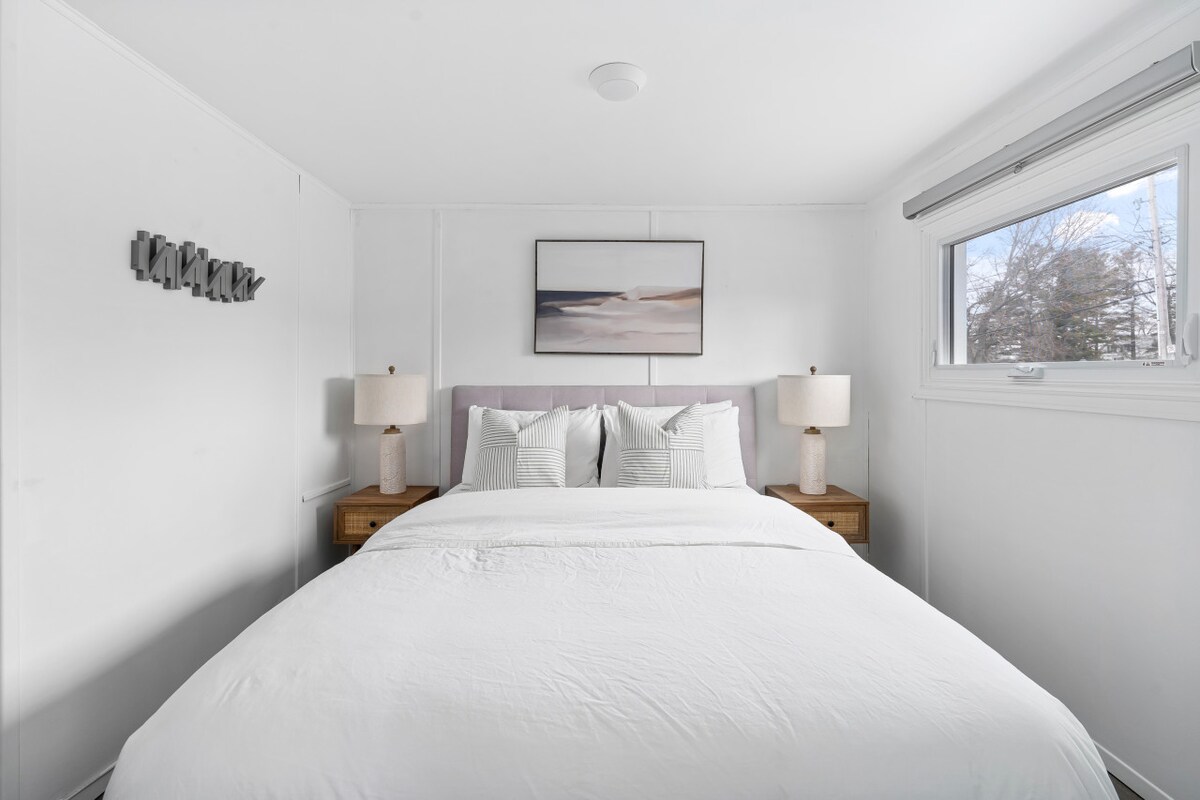 Chumba kikuu cha kulala chenye kitanda aina ya queen na kivuli cha kuzima