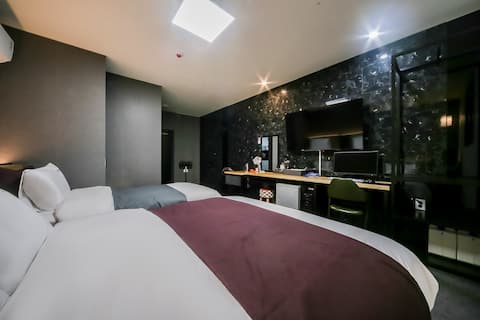 깔끔한 블랙엔 화이트 조화의 심플한