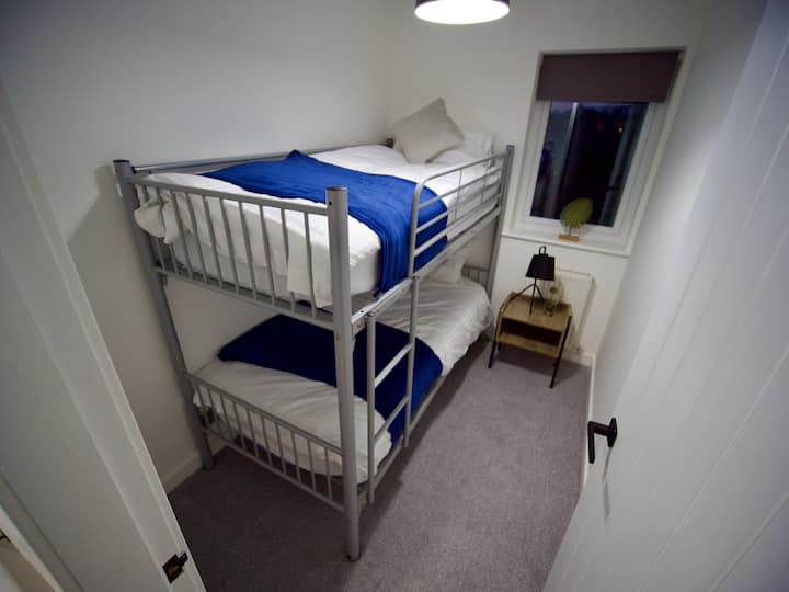 Ზრდასრულთა ზომის ორსართულიანი საწოლები 