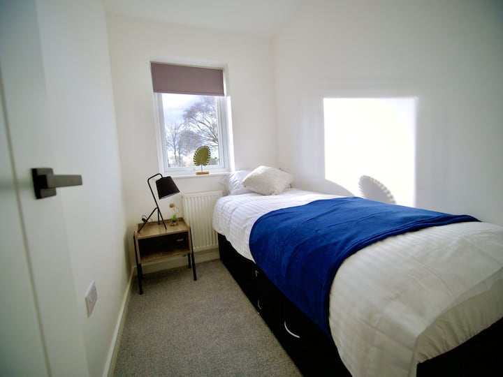 Ერთადგილიანი საძინებელი ახალი ხრაშუნა თეთრეულითა და პირსახოცებით