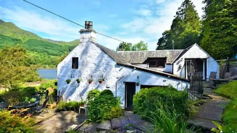 Historic Loch Views Cottage & Hot Tub Retreat