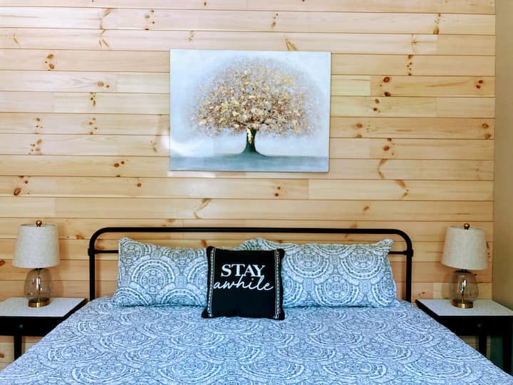 Dormitorio king #2- Hermosa pared de madera y cortinas opacas