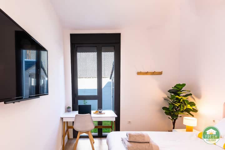 Спална соба со работен простор