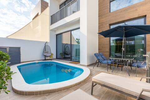 Luxury Seaside Villa with Private Pool By The Sea
