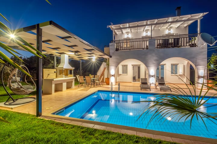 Kournas-Sleeps8-Parking-Garden-Pool-PetFriendly