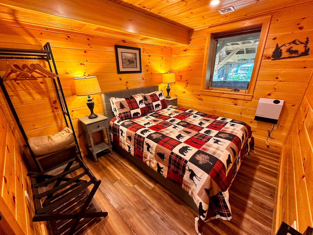 غرفة نوم رقم 1 بحجم كوين في الطابق السفلي