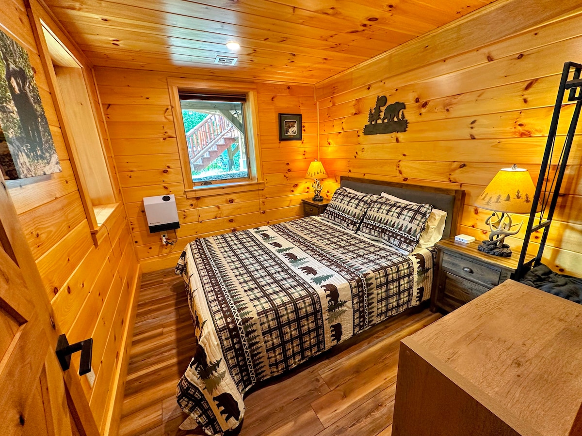 غرفة نوم بسرير كوين في الطابق السفلي