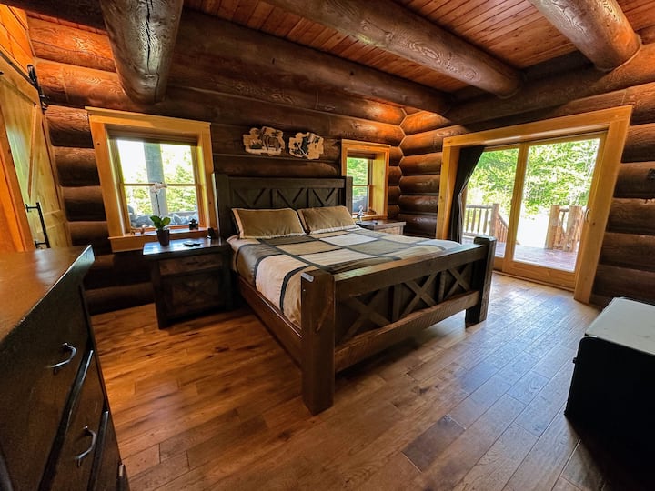 Recámara principal en la planta baja con cama tamaño king, baño privado con jacuzzi interior para 2 personas y acceso al spa/jacuzzi al aire libre