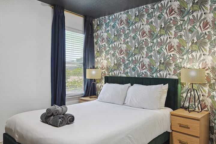 这间卧室有足够的睡眠空间，配有标准双人床和双层床。 无论您睡在哪里，您都会在不知不觉中享受甜蜜的梦想！