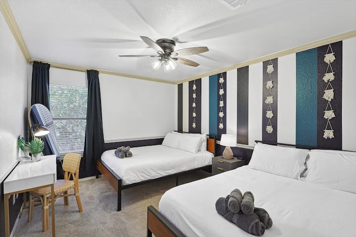 这间卧室不仅配有两张标准双人床，提供充足的睡眠空间，可容纳大型团体，如果您需要赶上工作或学习，还可以使用工作站。