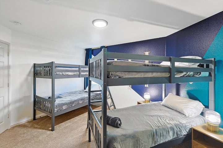 无论您喜欢上下铺还是下铺，这间卧室的双层床都可提供双层床！