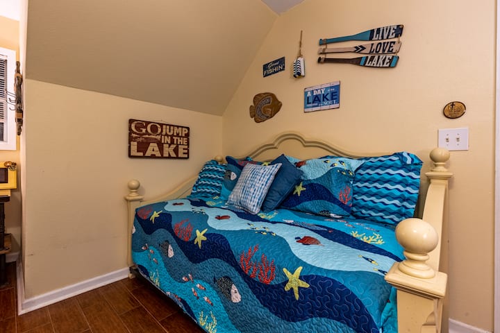 A l'étage : lits gigognes jumeaux.