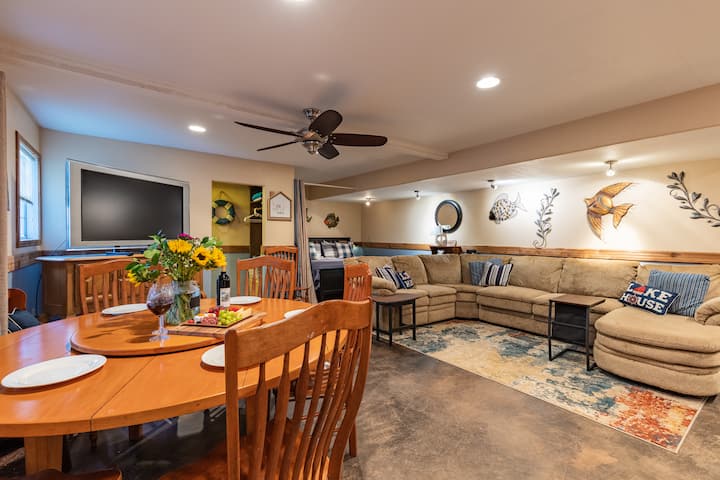 Étage principal : salle à manger et salon à aire ouverte.