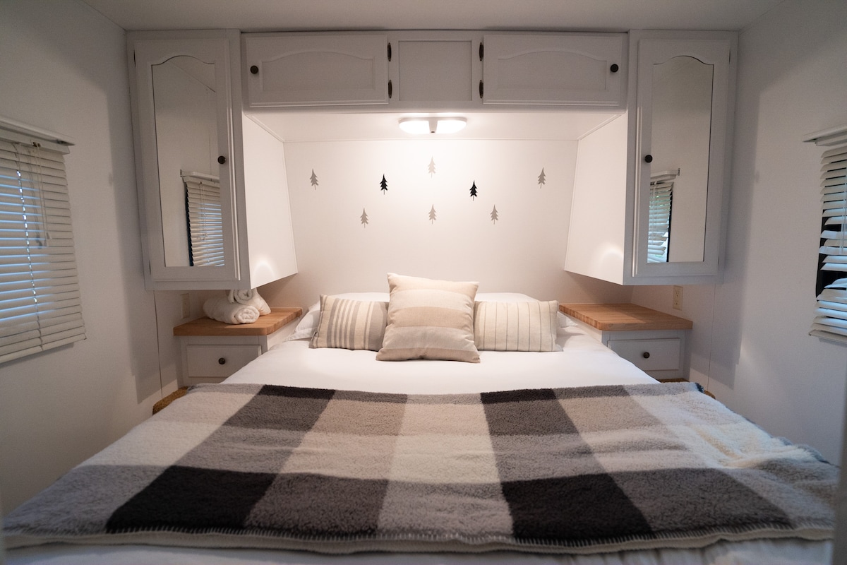 Luksuzni bračni krevet u Springdaleu, rekreacijsko vozilo u blizini Tobermoryja