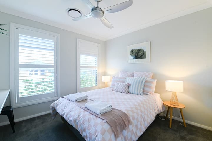 Habitación 4 - cama tamaño queen + escritorio + bata incorporada + calefacción + aire acondicionado + ventilador de techo