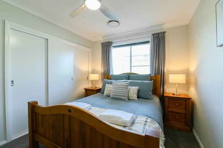 Dormitorio 2: cama tamaño queen, TV, calefacción, aire acondicionado y ventilador de techo.