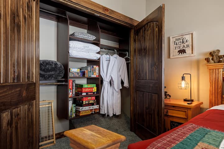 主楼层标准双人床卧室衣柜