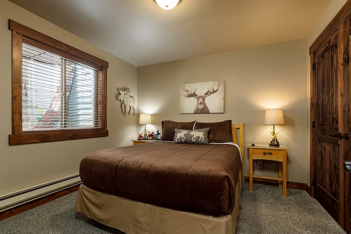 楼下标准双人床卧室