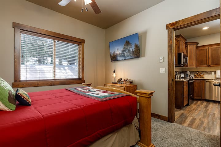 主楼层大号床卧室