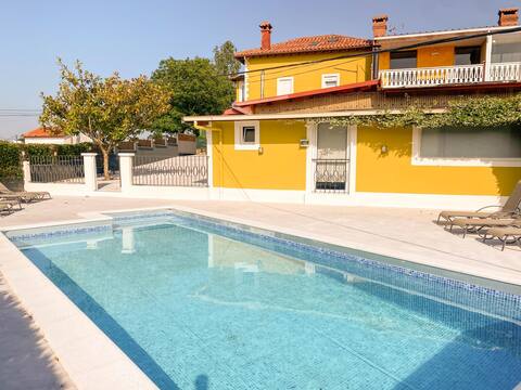 Spectacular house with pool and garden