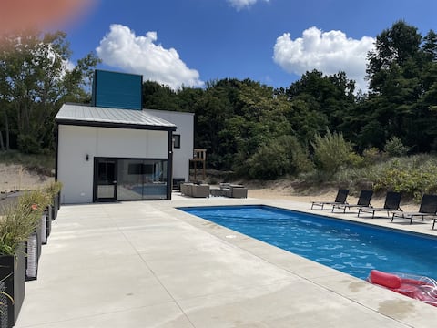 90 min from Chicago, Pool, Hot Tub & Pet friendly