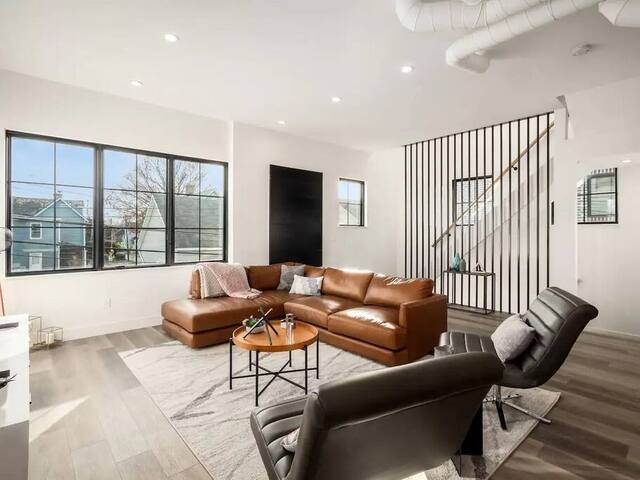 Work Of Art!-3 Bedroom Elegant Townhome-Columbus gallery image 4