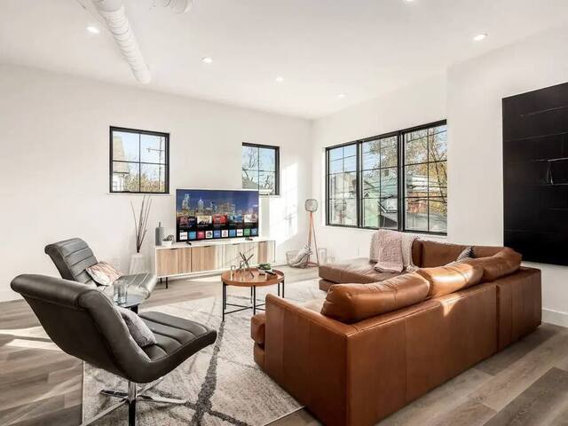 Work Of Art!-3 Bedroom Elegant Townhome-Columbus gallery image 2