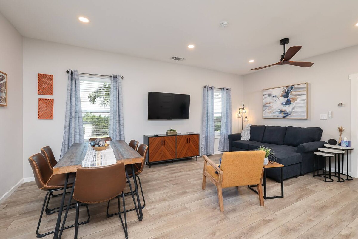 Педантно декориран и удобен дневен простор со брачен кауч на спуштање.  На каучот има луксузен душек од мемориска пена со премиум памучна постелнина.