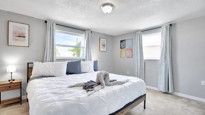Nuestro dormitorio principal es un santuario de lujo espacioso, con una cama tamaño king apta para la realeza.