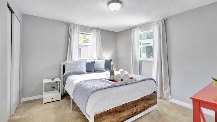 Diseñada con dos ventanas de tamaño generoso, inundan la habitación con luz natural, creando un ambiente cálido y acogedor.