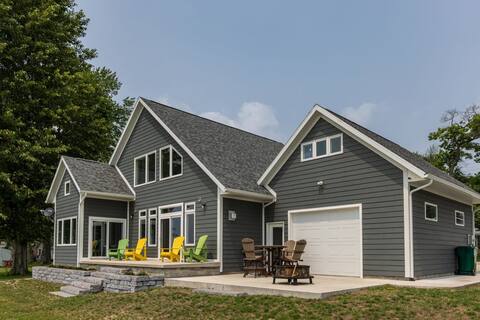 Snowmobile-Friendly | Winter Lake Cabin Retreat